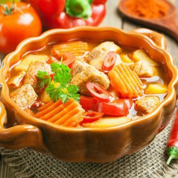 Sopa de verduras con jamón de la abuela