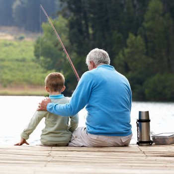 Los abuelos enseñan a los nietos a pescar
