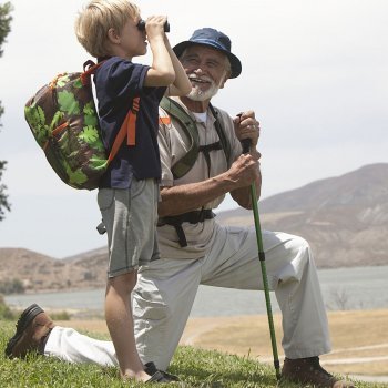 Abuelos enseñan a los niños a explorar la naturaleza