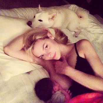 Jaime King rompe el tabú de la lactancia materna