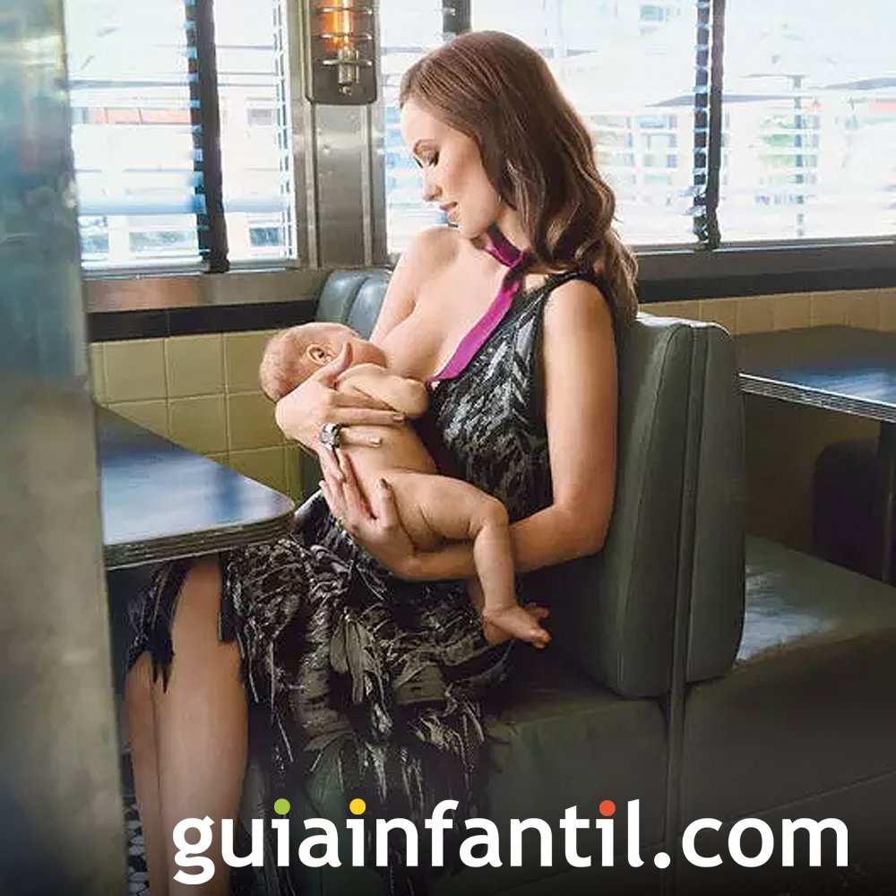 Olivia Wilde posa mientras amamanta a su bebé