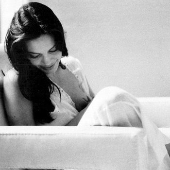 Angelina Jolie rompe tabú de amamantar en público