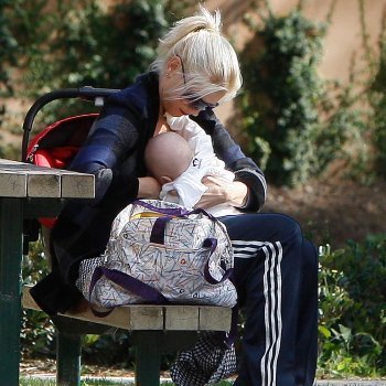 Maggie Gyllenhaal da el pecho a su bebé en el parque