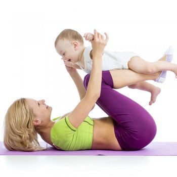 Ejercicio de rodillas. Deporte para la madre y el bebé