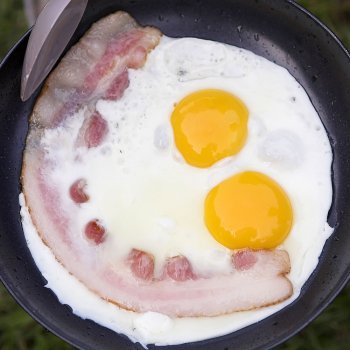 Cara sonriente con huevos y bacon para niños