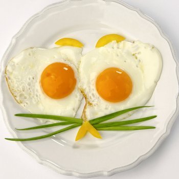 Ojos de gato con huevos fritos para niños