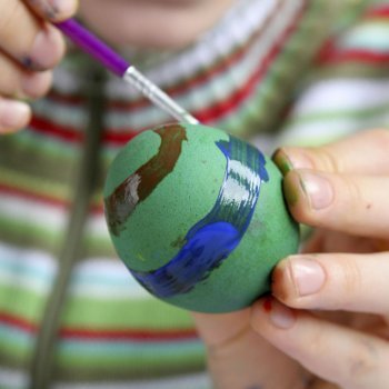 Decorar huevos de Pascua con rayas de colores