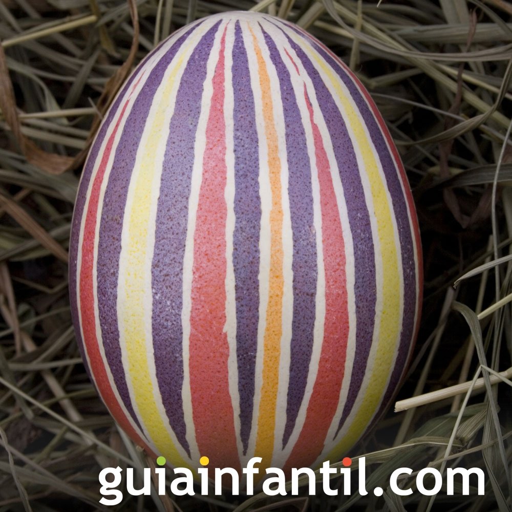 Decoración de huevos de Pascua con rayas indefinidas