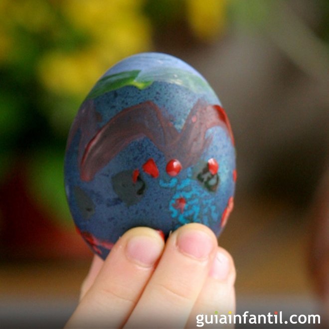 Decoración de huevos de Pascua con pintura dactilar