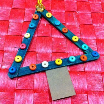 Un árbol de Navidad con palos de helado