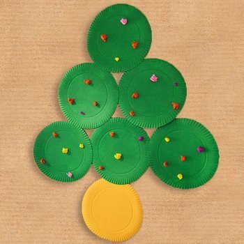 Utiliza platos de cartón para crear un árbol navideño