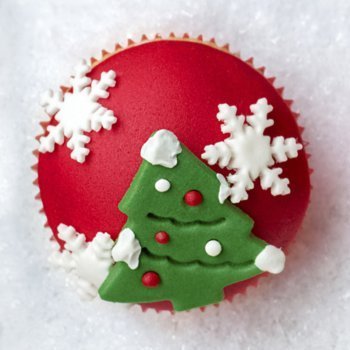 Cupcake con árbol de Navidad y copos de nieve