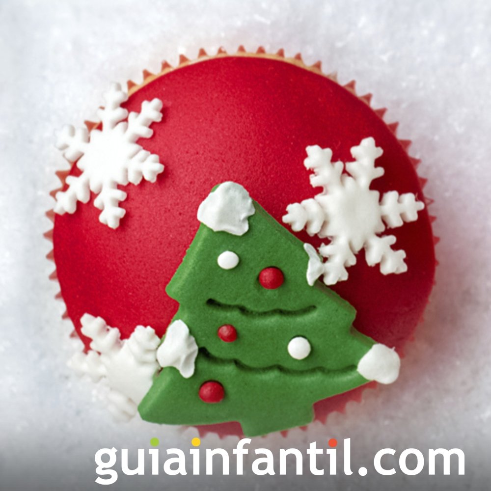 Cupcake con árbol de Navidad y copos de nieve