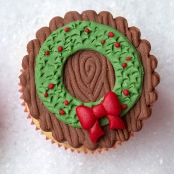 Cupcake decorado de corona navideña