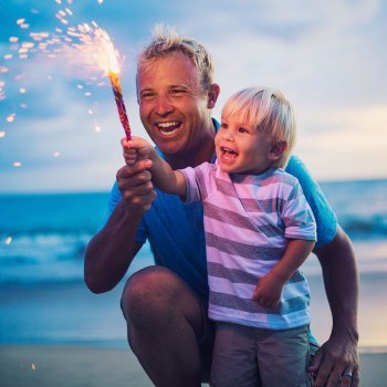 En EEUU se escriben los deseos de año nuevo en un papel