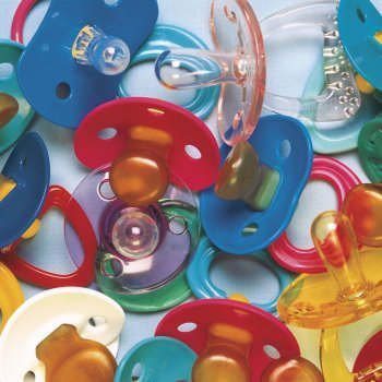 Muchos chupetes para el recién nacido