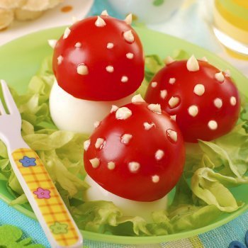 Aperitivo divertido de setas de queso y tomate