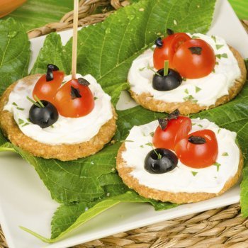 Aperitivo de mariquitas de tomate y aceituna