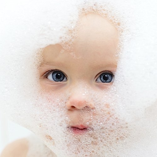 Bañera pequeña para bebés con espuma y ducha