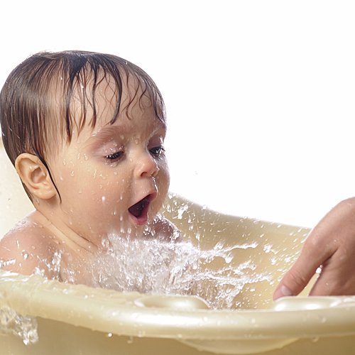 Hombre al agua! El primer baño del bebé - Yahoo Sports