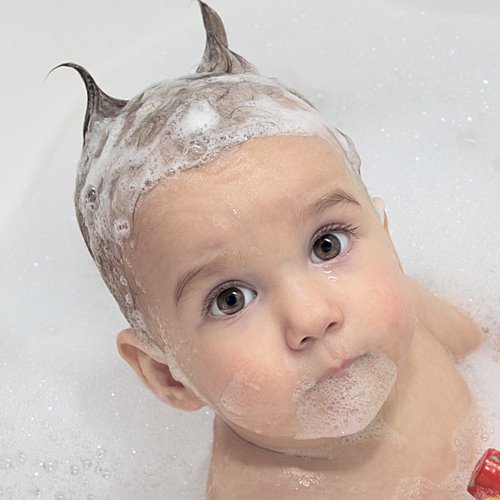 Hacer peinados en el baño del bebé