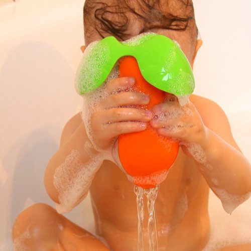 Jugar con chorros de agua durante el baño