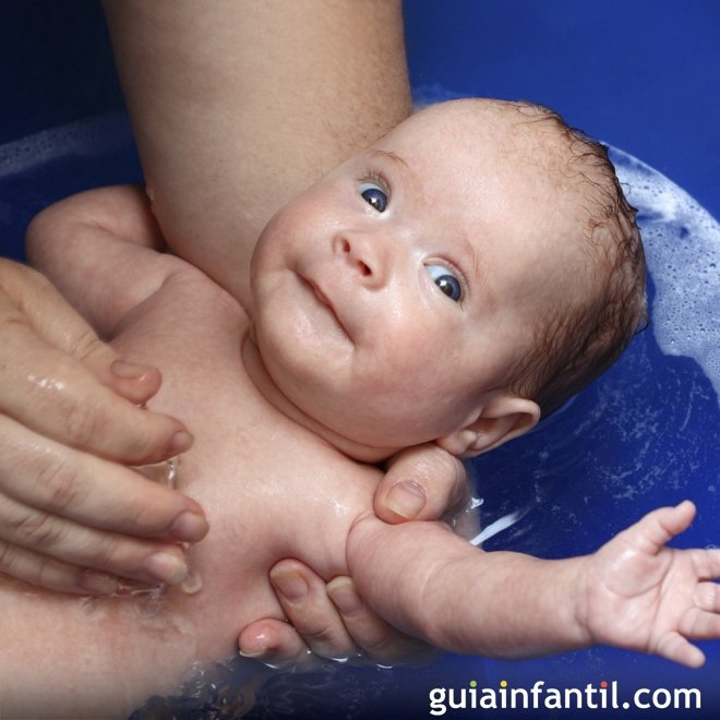 https://static.guiainfantil.com/pictures/456-4-un-masaje-para-el-bebe-durante-el-bano.jpg