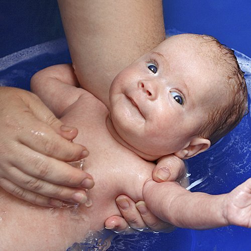 Un masaje para el bebé durante el baño
