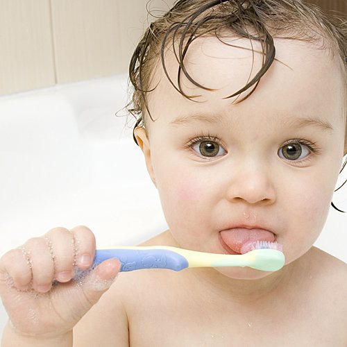 Aprender a cepillar los dientes en el baño
