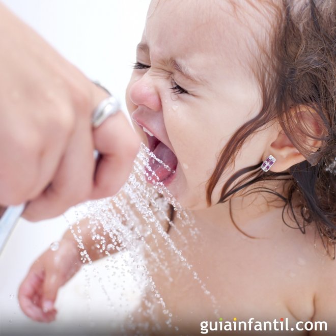 Jugar con la ducha durante el baño
