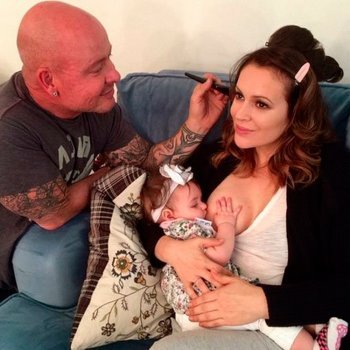Alyssa Milano, defiende la lactancia materna
