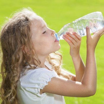 Beber dos litros de agua al día