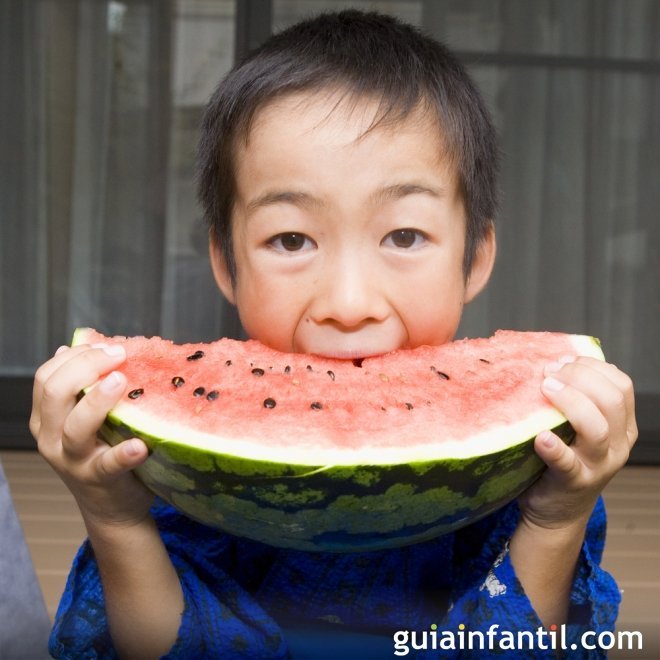 Beber mucha agua y comer varias piezas de fruta diarias