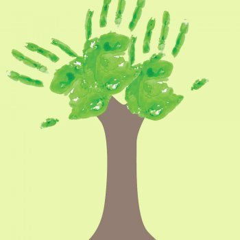 Árbol con huellas de las manos