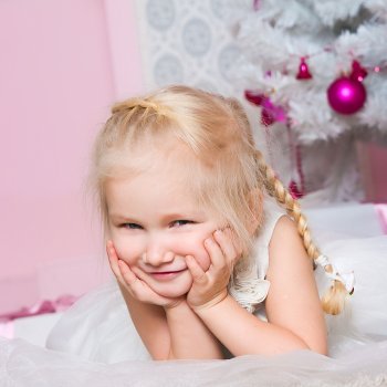 Recogido con pequeñas trenzas para niñas en Navidad