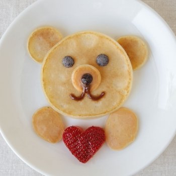 Oso con corazón hecho con tortitas y frutas