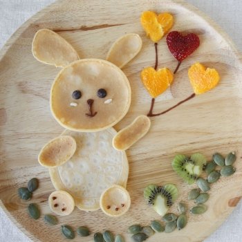 Crepe con forma de conejo y frutas