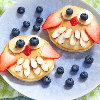 Búhos de panqueque, fruta y almendras