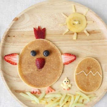 Un gallo y un huevo hechos de crepe