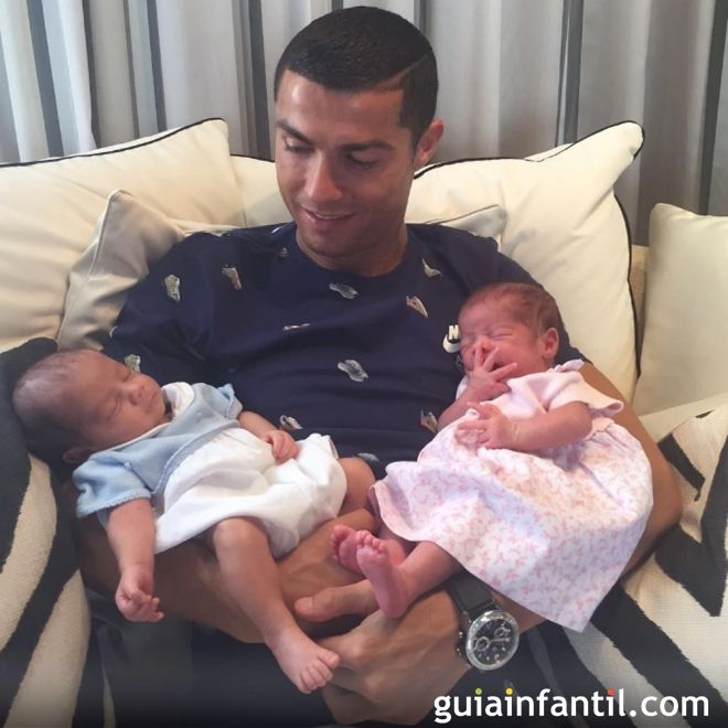 Cristiano Ronaldo con sus gemelos Mateo y Eva