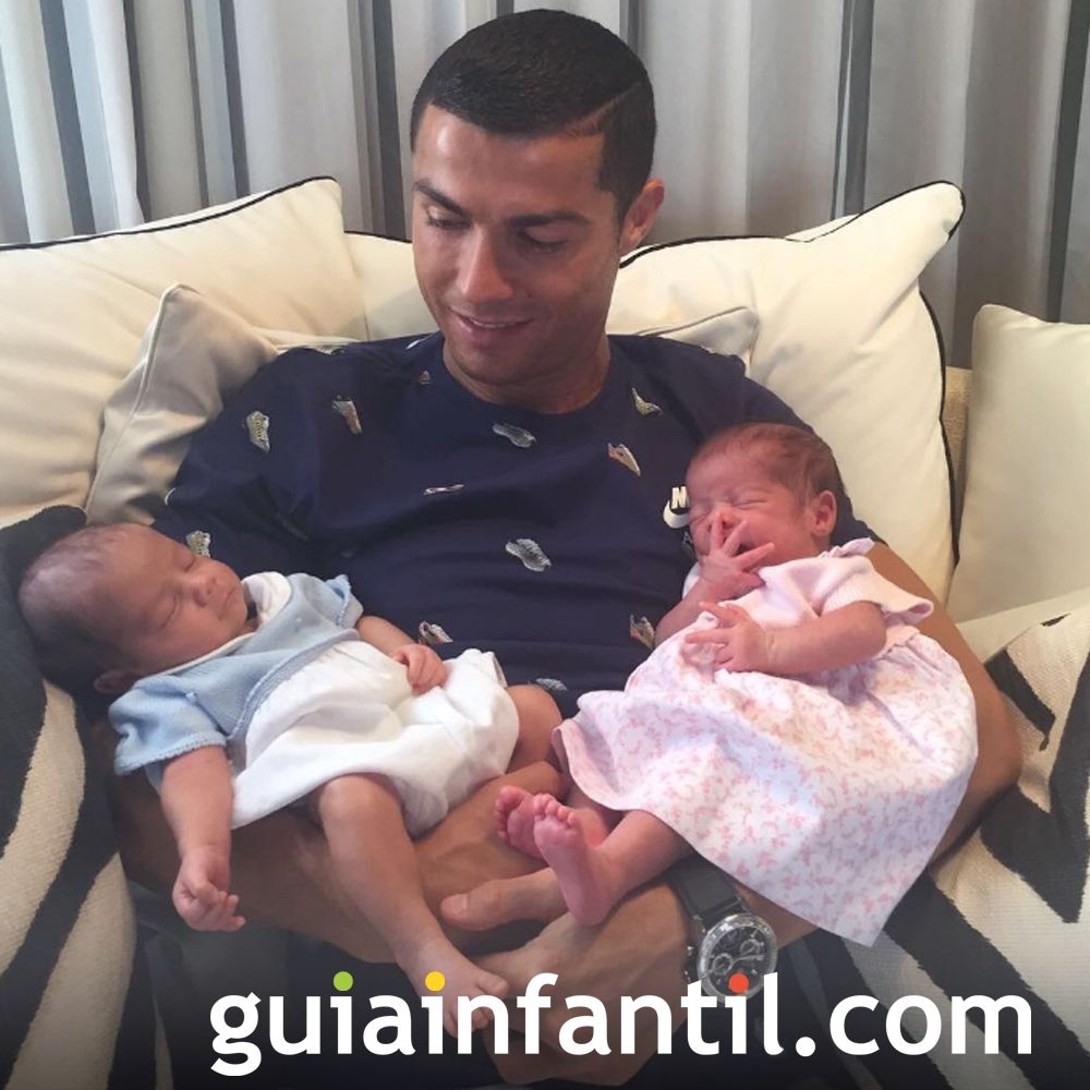 Cristiano Ronaldo con sus gemelos Mateo y Eva