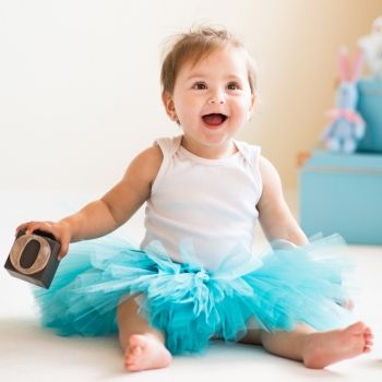 Una bebé jugando y riendo