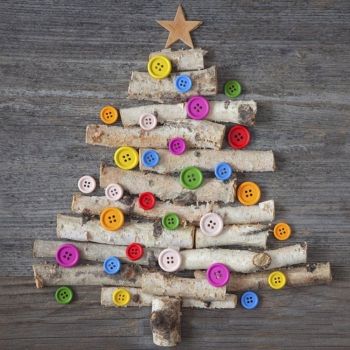 Árboles de Navidad caseros para hacer con los niños. Árbol de Navidad con ramas y botones