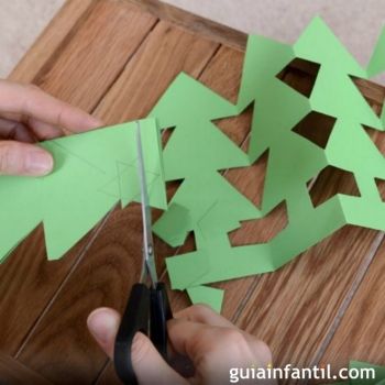 Árboles de Navidad caseros para hacer con los niños. Guirnarlda de árboles de Navidad