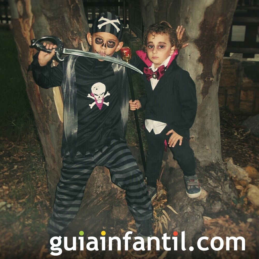 Alan y Jau disfrazados de Halloween de Drácula y de pirata