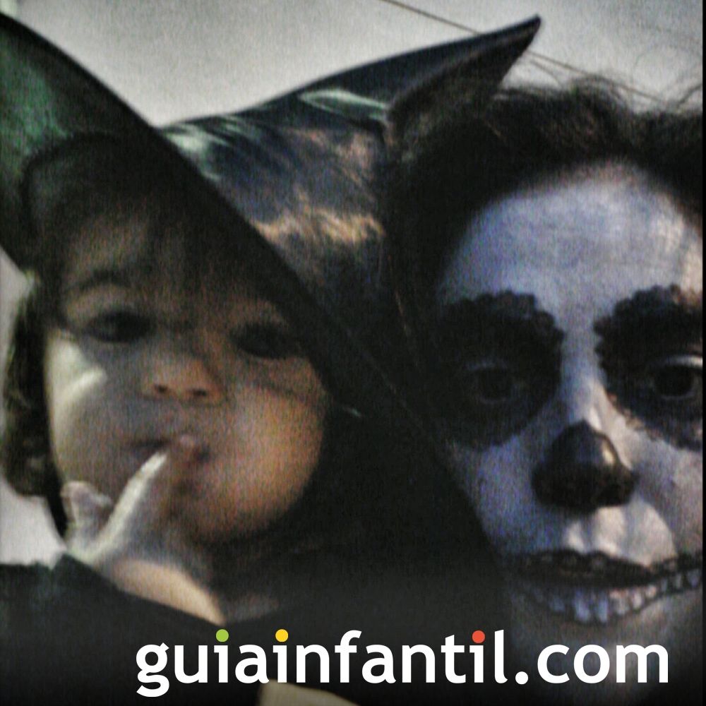 Jana, disfraza de bruja para Halloween junto a su madre