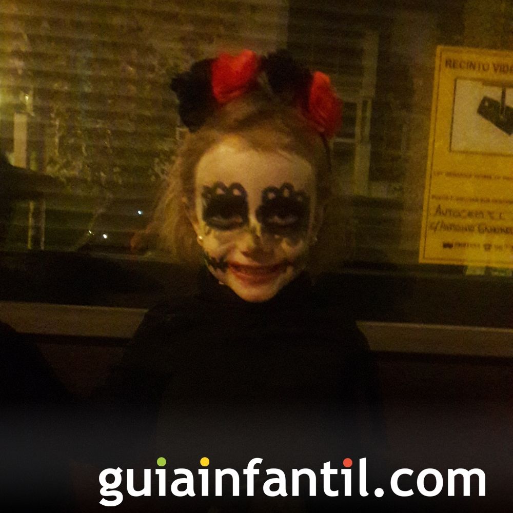 Lucia, disfrazada de Catrina para Halloween