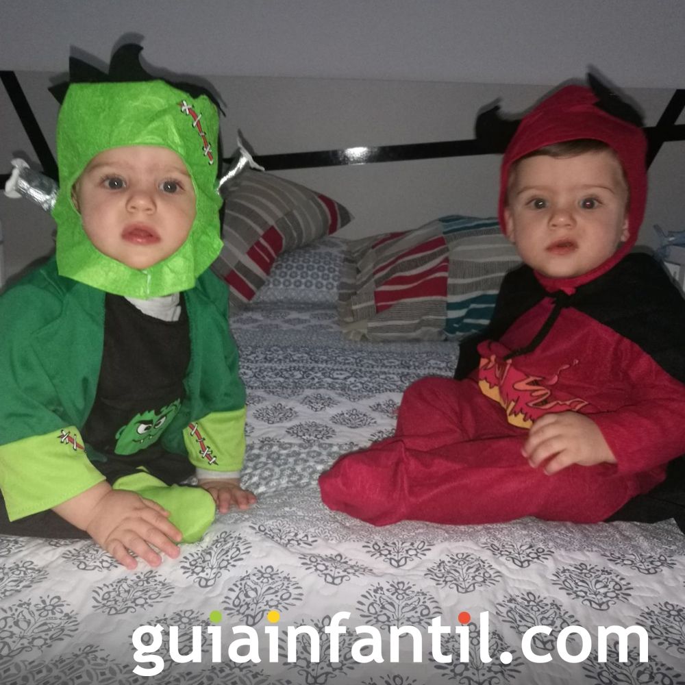 Hugo y Daniel, disfrazados de Frankenstein y diablo para Halloween
