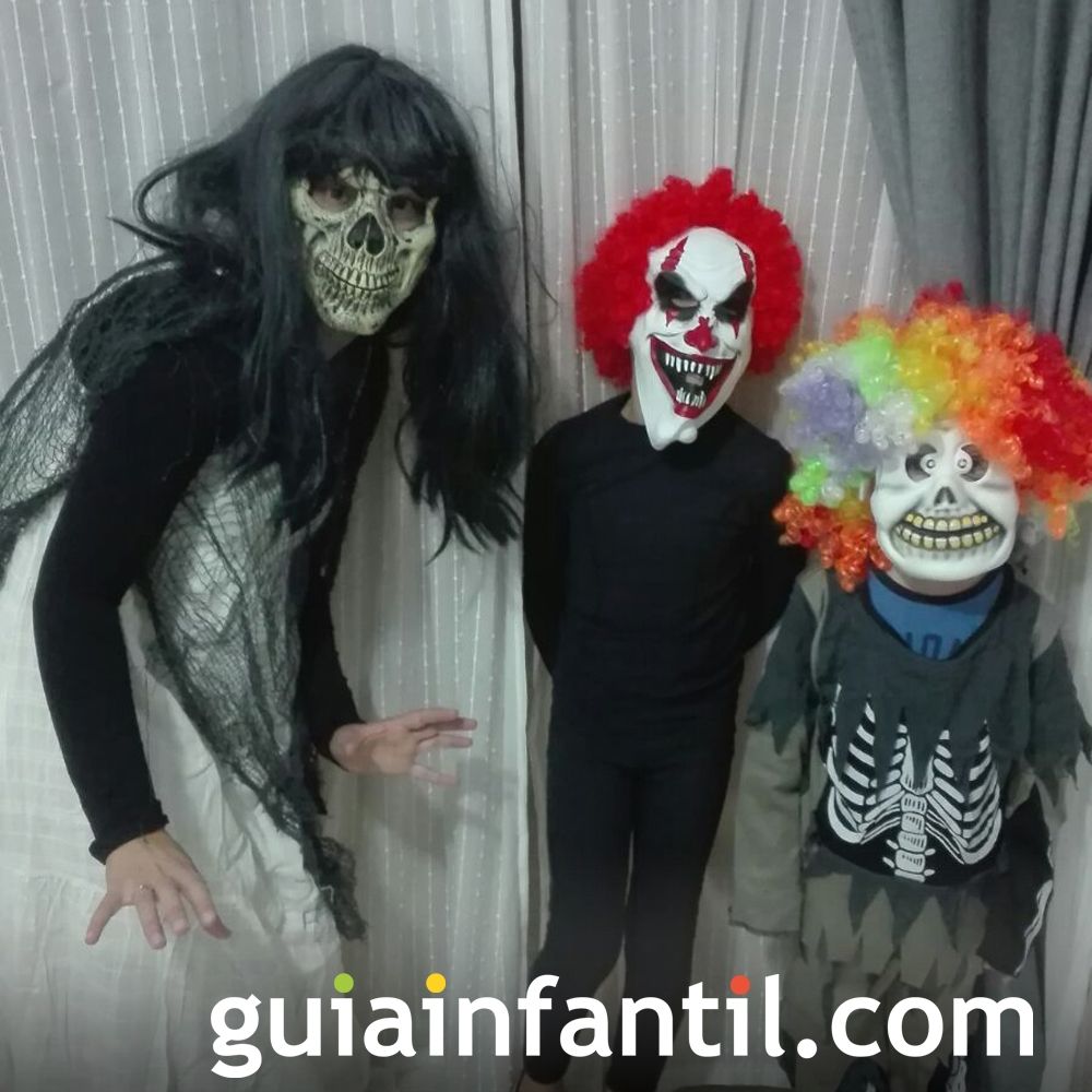 Lucas y Martín, disfrazados de Halloween junto a su mamá