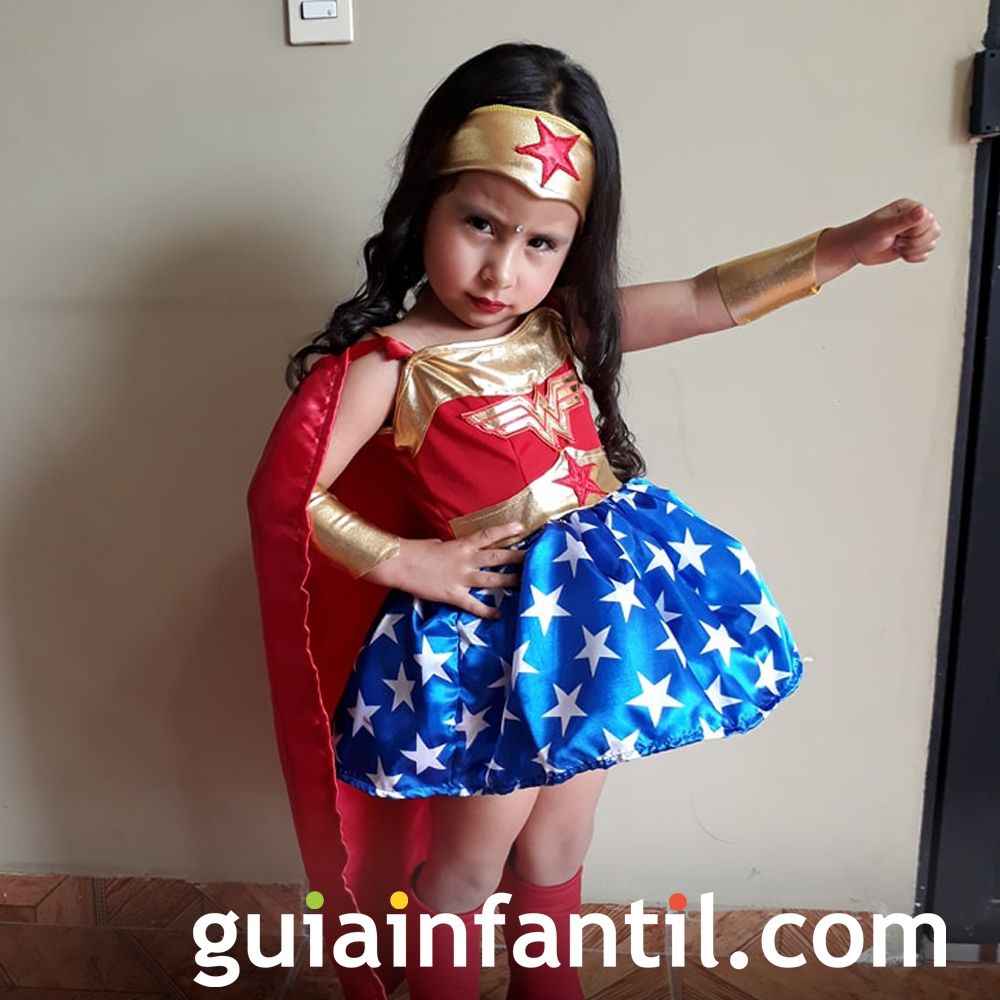 Luciana es Wonderwoman en Halloween